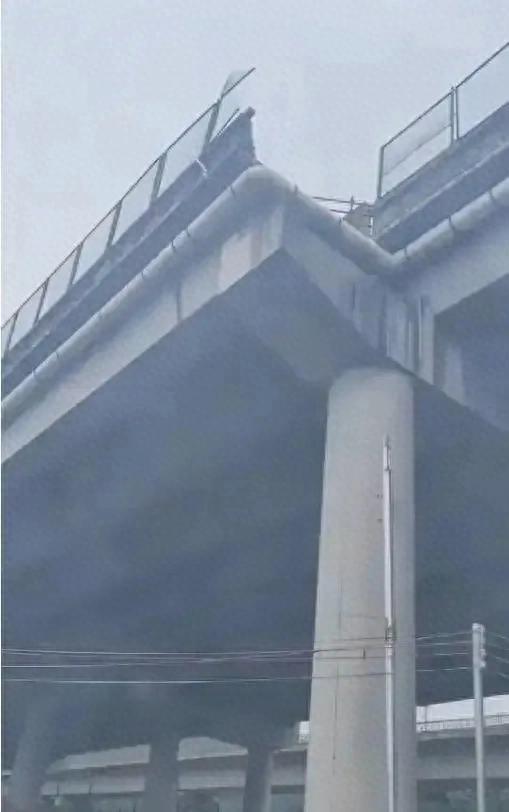 桥遇难者身份披露！死者家属：已处理完毕AG真人平台app最新！东莞小车高架坠(图2)